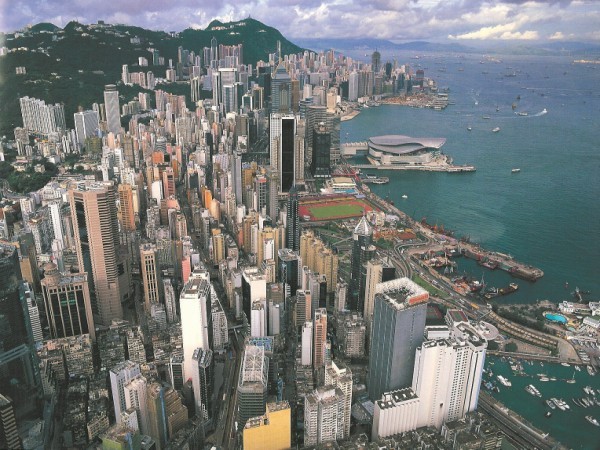 2. Hồng Kông Mức tăng giá trong 5 năm qua: 93,7% Bất động sản ở Hồng Kông đắt thứ hai thế giới. Là một trung tâm tài chính lớn toàn cầu, năm ngoái, Hồng Kông đã vượt qua London trở thành thị trường cho thuê văn phòng đắt nhất thế giới. Trong quý IV năm 2011, giá trung bình của một ngôi nhà trong khu vực chính là khoảng 47.500 USD cho mỗi mét vuông hoặc 4.400 USD cho mỗi feet vuông, cao thứ tư thế giới. Sự giàu có ngày càng tăng của Trung Quốc đại lục, cùng với việc hạn chế sở hữu BĐS của Trung Quốc đã dẫn đến dòng người ồ ạt mua BĐS ở Hồng Kông trong những năm gần đây. Các cuộc biểu tình từ người dân địa phương về giá cao và người nước ngoài sở hữu quá nhiều BĐS đã khiến Cơ quan tiền tệ Hồng Kông yêu cầu người có thu nhập chủ yếu không phải ở Hồng Kông phải trả thêm 10% trong hóa đơn thanh toán khi mua một ngôi nhà.