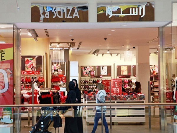 7. Các Tiểu Vương Quốc Ả Rập Thống Nhất Xếp hạng năm 2011: 8 Dân số: ước tính 5,31 triệu người (tháng7/2012) GDP bình quân đầu người: 48.500 USD (2011) Các Tiểu Vương Quốc Ả Rập Thống Nhất có một tương lai tươi sáng. Trong bối cảnh những bất ổn trong khu vực, UAE đã nổi như là một quốc gia an toàn cho khách du lịch và các nhà đầu tư. Khu mua sắm Dubai Mall là điểm mua sắm và giải trí đón nhiều lượt khách nhất thế giới với hơn 54 triệu du khách trong năm 2011. Tuy nhiên, điểm đến hàng đầu này có giá thuê đắt đỏ khiến nhiều nhà bán lẻ đang bắt đầu nhìn vào các trung tâm thương mại có giá thấp hơn.