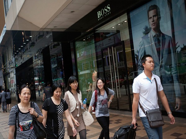 3. Trung Quốc Xếp hạng năm 2011: 6 Dân số: ước tính 1,34 tỷ người (tháng7/2012) GDP bình quân đầu người: 8.400 USD (2011) Người tiêu dùng Trung Quốc sẵn sàng và có khả năng chi tiêu. Doanh số bán lẻ tại Trung Quốc sẽ còn tiếp tục phát triển mạnh mẽ mặc cho việc các hãng bán lẻ phải đối mặt với nhiều thách thức tại thị trường này. Các hãng bán lẻ cạnh tranh khốc liệt, đặc biệt là ở các thành phố lớn nhất của Trung Quốc. Trung Quốc hiện là thị trường hàng cao cấp lớn nhất thế giới với 12 tỷ USD doanh số bán hàng. Các nhà bán lẻ cũng phải đối mặt với áp lực lạm phát tại Trung Quốc. Giá thuê đang tăng lên, đặc biệt là ở các thành phố lớn, chi phí lao động đang bắt đầu leo lên. Tuy nhiên, Trung Quốc vẫn là một điểm đến hàng đầu cho việc mở rộng kinh doanh.