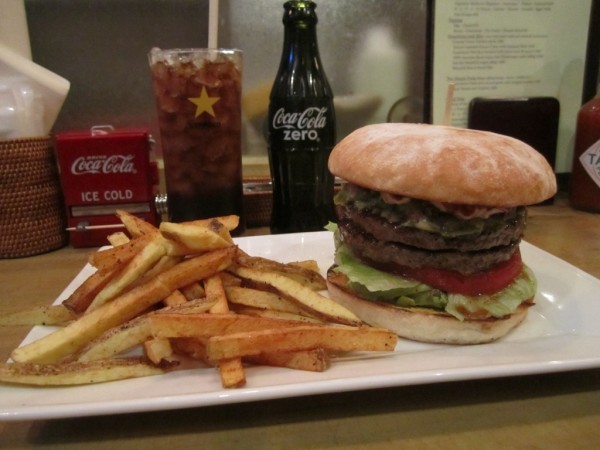 Một chiếc bánh hamburger ở Tokyo cũng có chi phí khoảng 8,29 USD, gấp hai lần mức giá của cùng một bữa ăn tại Thượng Hải.