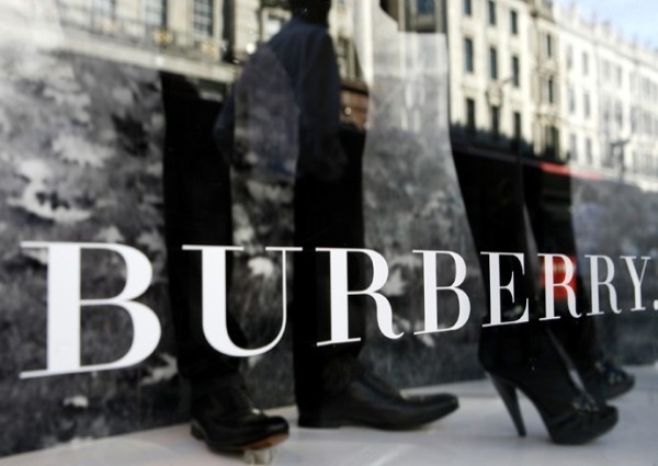 10. Burberry Giá trị thương hiệu: 4 tỷ USD, tăng 21% Burberry đã đạt được doanh thu hơn 1,9 tỷ USD trong năm ngoái. Hiện nay, công ty đang tiếp tục mở rộng phạm vi hoạt động, cung cấp thêm dòng nước hoa Burberry và bộ sưu tập thời trang cao cấp Burberry Prorsum.