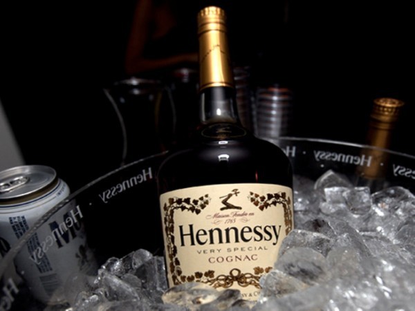 8. Hennessy Giá trị thương hiệu: 4,6 tỷ USD, giảm 8% Sáng tạo vào năm 1765 bởi Richard Hennessy, Hennessy là một công ty sản xuất rượu hàng đầu của Pháp và đồng lãnh đạo là công ty sản xuất hàng hiệu nổi tiếng Louis Vuitton. Hiện nay, thương hiệu rượu Hennessy đang chiếm 41,1% thị trường toàn cầu và đạt doanh thu khoảng 1,7 tỷ euro vào năm ngoái.