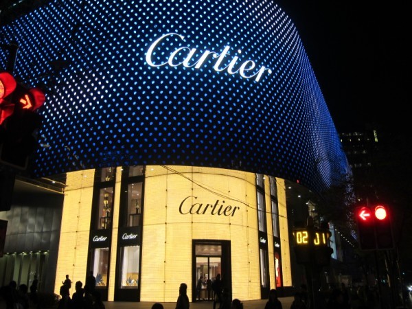7. Cartier Giá trị thương hiệu: 4,8 tỷ USD, giảm 9% Cartier là nhãn hiệu nổi tiếng cho những mẫu đồng hồ, nữ trang, nước hoa sang trọng bậc nhất nước Pháp. Tuy giá trị thương hiệu có phần giảm sút nhưng đây vẫn là thương hiệu đồ trang sức đắt giá nhất thế giới với doanh thu năm ngoái đạt 4,5 tỷ euro, tăng 3,5 tỷ euro so với năm 2010.