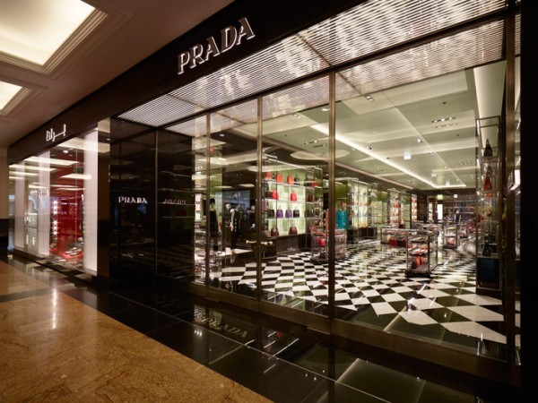 6. Prada Giá trị thương hiệu: 5,8 tỷ USD Prada là hãng thời trang xa xỉ nổi tiếng của Ý. Hệ thống cửa hàng của Prada đã tăng 42% trong quý I năm 2012 và đạt tổng doanh thu khoảng 541,5 triệu euro. Thành công của Prada xuất phát chủ yếu từ việc mở rộng hệ thống cửa hàng của mình. Từ tháng 4/2011 cho đến nay đã có hơn 65 cửa hàng được mở ra. Trong ba năm tới, Prada đang lên kế hoạch khai trương thêm khoảng 80 cửa hàng mỗi năm, trong đó có 30 cửa hàng ở Trung Quốc.
