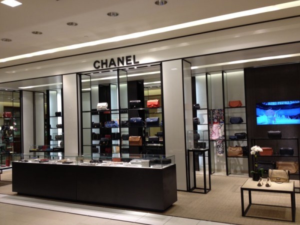 4. Chanel Giá trị thương hiệu: 6,7 tỷ USD, giảm 2% Hãng Chanel rất nổi tiếng về nước hoa và thời trang cao cấp. Hãng cũng mở rộng kinh doanh sang hàng tiêu dùng như giày dép, ví tiền, đồ trang sức. Giống như các thương hiệu cao cấp khác, hiện nay, Chanel quan tâm nhiều đến thị trường châu Á, đặc biệt là thị trường Nhật Bản.
