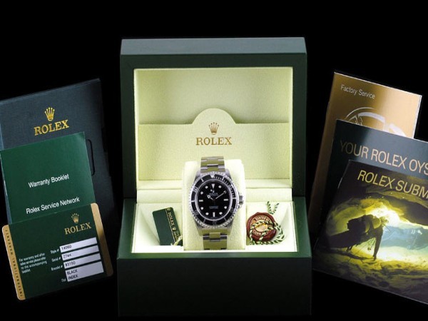 3. Rolex Giá trị thương hiệu: 7,2 tỷ USD, tăng 36% Rolex là nhãn hiệu đồng hồ được giới nhà giàu yêu thích. Tính chính xác là điều quan trọng của thương hiệu này. Năm 1931, Rolex đăng ký bản quyền chiếc đồng hồ lên giây vĩnh cửu đầu tiên. Năm 1945, nhà sản xuất đã thêm vào chiếc đồng hồ đầu tiên có cửa sổ ghi nhận ngày tháng. Khách hàng chọn Rolex không chỉ vì chất lượng, sự chính xác mà còn cả khẳng định đẳng cấp.