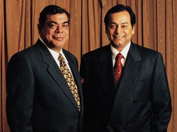 9. Shashi và Ravi Ruia – 7 tỷ USD Hai ông là sáng lập viên của Essar Group, một tập đoàn đa quốc gia kinh doanh trong lĩnh vực thép, vận tải, điện, dầu, viễn thông và xây dựng. Tài sản của họ đã giảm gần 9 tỷ USD kể từ năm ngoái khi một cáo buộc cho rằng họ có âm mưu phạm tội. Cổ phiếu của tập đoàn Essar cũng giảm 75% giá trị trong suốt năm qua.