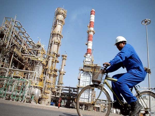 6. Các Tiểu vương quốc Ả Rập Thống nhất Lượng dầu dự trữ: 98 tỷ thùng (7,1%) Lượng dầu cung cấp: 3,23 triệu thùng/ngày (3,6%) Số năm khai thác còn lại: 94,1 năm