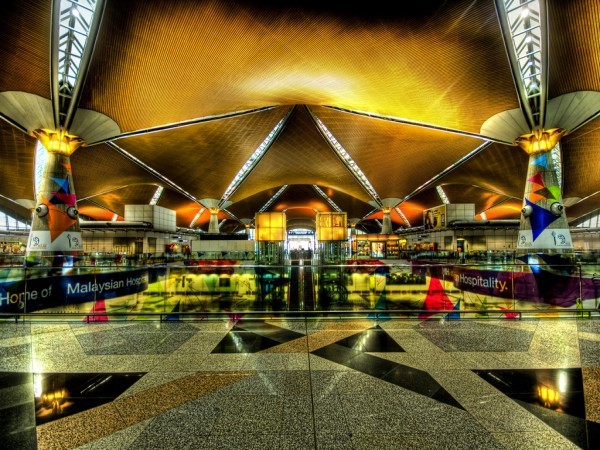 5. Sân bay quốc tế Kuala Lumpur (Malaysia) Sân bay quốc tế Kuala Lumpur đã mang màu xanh của rừng nhiệt đới vào sân bay trong chương trình hợp tác với Viện nghiên cứu rừng Malaysia. Sân bay này cũng cung cấp một trung tâm bấm huyệt và xoa bóp. Sân bay quốc tế Kuala Lumpur tự hào là sân bay đầu tiên và duy nhất trên thế giới được giấy chứng nhận Green Globe 21 từ năm 2004 trong việc thúc đẩy trách nhiệm với môi trường.