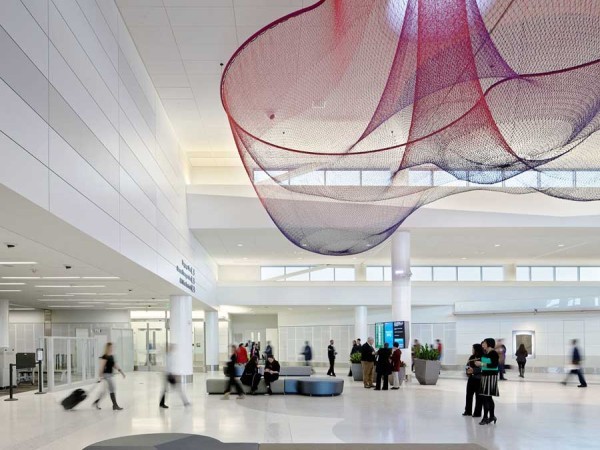 7. Sân bay quốc tế San Francisco (Mỹ) Đại sảnh của sân bay này giống như một phòng triển lãm nghệ thuật cỡ lớn với hơn 60 tác phẩm của Hội đồng Nghệ thuật San Francisco. Ngoài ra, sân bay còn có không gian dành riêng cho triển lãm khoa học và lịch sử, một hồ cá, một viện bảo tàng lịch sử hàng không và một trung tâm học tập dành cho trẻ em.