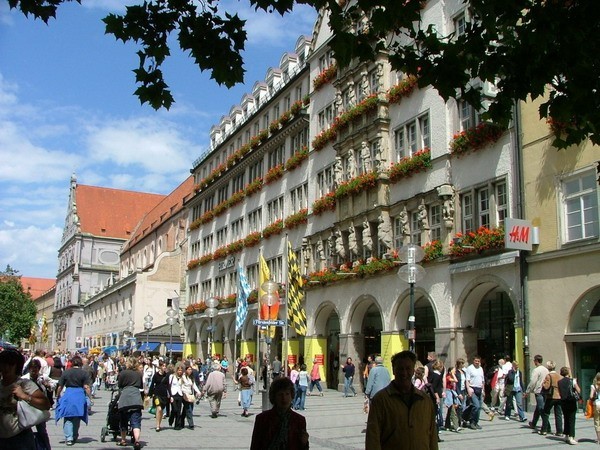14. Kaufingerstrasse Thành phố: Munich (Đức) Giá thuê trung bình: 5.955 USD/m2/năm
