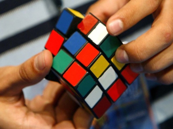 1. Khối Rubik Doanh số đã bán: 350 triệu chiếc Công ty mẹ: Seven Towns Ltd. Ernő Rubik đã tạo ra nguyên mẫu đầu tiên có tên là "Cube Magic" vào năm 1974 tại Budapest, Hungary. Một nhà sản xuất đồ chơi Mỹ mua giấy phép sản phẩm và đổi tên nó Rubik Cube vào năm 1980. Món đồ chơi này rất thịnh hành vào giữa những năm 1980. Một công ty điện tử ước tính có khoảng 1/5 dân số thế giới đã mua Rubik. Với màu sắc bắt mắt, đòi hỏi sự sáng tạo cao, khối Rubik đã trở thành trò chơi phổ biến trong những năm qua.