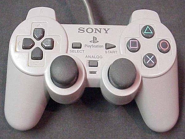 10. Máy chơi game PlayStation Doanh số bán hàng: hơn 300 triệu máy Công ty mẹ: Sony Phiên bản đầu tiên được phát hành vào năm 1995 là bước đột phá của nhà sản xuất điện tử Sony vào lĩnh vực video game. 5 năm sau khi PlayStation đầu tiên được phát hành, Sony đã bắt đầu bán máy chơi game PlayStation 2 và trở thành máy điều khiển trò chơi phổ biến nhất của mọi thời đại với hơn 150 triệu chiếc được bán vào đầu năm 2011. PlayStation 3 tung ra thị trường vào năm 2006 tuy không thành công nhưng cũng bán được hơn 300 triệu chiếc. PlayStation đã được hỗ trợ bởi nhiều thương hiệu trò chơi phổ biến, bao gồm cả Final Fantasy, Grand Theft Auto và Gran Turismo.