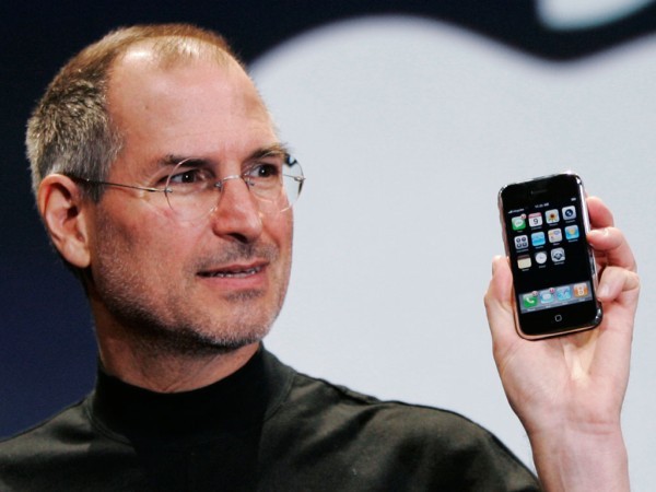 2. iPhone Doanh số đã bán: 250 triệu chiếc Công ty mẹ: Apple Chỉ trong vòng 5 năm, 250 triệu chiếc iPhone đã được bán khiến cho nó trở thành chiếc điện thoại thông minh bán chạy nhất từ trước đến nay. Hãng nghiên cứu Strategy Analytics ước tính rằng iPhone đã mang về khoảng 150 tỷ USD doanh thu cho Apple kể từ khi nó được giới thiệu ra thị trường vào tháng 6/2007. Có 5 phiên bản của iPhone là 3G, 3GS, 4 và 4S. Phiên bản mới ra đời lại được yêu thích hơn so với phiên bản trước đó làm cho doanh số bán hàng của Apple có thể tiếp tục tăng mạnh trong vài năm tới.