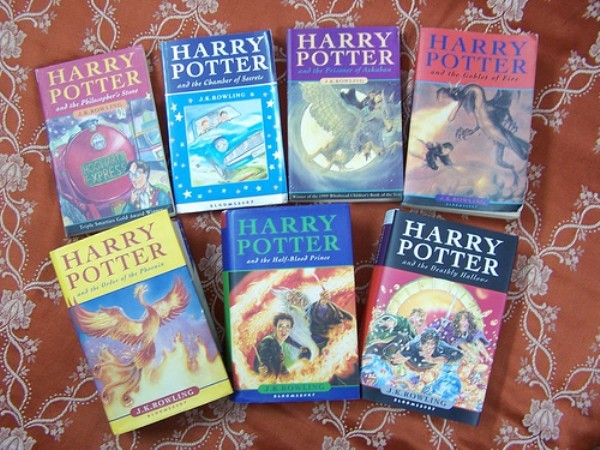 3. Bộ truyện "Harry Potter" Doanh số đã bán: 450 triệu bản Công ty mẹ: Scholastic (nhà xuất bản Mỹ) Nhà xuất bản Scholastic đã phát hành đầu tiên cuốn truyện Harry Potter mang tên “Harry Potter và Hòn đá phù thủy” tại Mỹ vào những năm 90. Cuốn sách này ngay lập tức đã bán hết veo và được tái bản liên tục. "Harry Potter" đã trở thành bộ truyện bán chạy nhất với doanh số bán hàng tổng cộng lên tới 7,7 tỷ USD. Bộ truyện này cũng đưa J.K. Rowling trở thành một trong những tác giả được trả lương cao nhất trên thế giới. Gần đây, Rowling đã đồng ý cho phát hành Harry Potter phiên bản e-book và đạt doanh thu 1 triệu USD trong ba ngày. Tập truyện cuối cùng, “Harry Potter và bảo bối tử thần” là một trong những cuốn sách bán nhanh nhất mọi thời đại với hơn 11 triệu bản được bán trong 24 giờ đầu tiên phát hành.