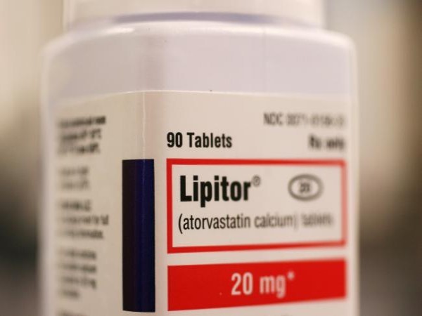 9. Dược phẩm Lipitor Doanh thu: 125 tỷ USD Công ty mẹ: Pfizer Lipitor là loại thuốc giúp làm giảm lượng cholesterol trong máu. Nó được phát triển bởi công ty Warner-Lambert (sau này sáp nhập với Pfizer) và được Cục Quản lý thực - dược phẩm Mỹ cấp phép năm 1997. Mặc dù Lipitor không phải là loại thuốc đầu tiên có khả năng làm giảm cholesterol trong máu nhưng nhờ quảng cáo, Lipitor nhanh chóng trở thành dược phẩm được bán chạy nhất. Đến năm 2008, chi phí quảng cáo thuốc đã lên đến hơn 4,5 tỷ USD và trong năm 2009, Lipitor có chi phí quảng cáo lớn hơn bất cứ loại thuốc nào trên thế giới. Từ năm 1997 tới nay, doanh số bán hàng của thuốc là hơn 125 triệu USD, chiếm 20% - 25% doanh thu của Pfizer.