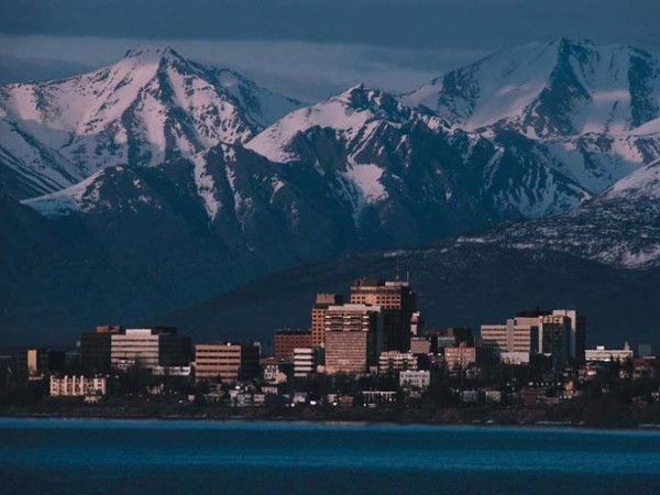 10. Anchorage, Alaska Dân số: 291.826 người Thu nhập hộ gia đình trung bình: 73.004 USD Giá nhà trung bình: 486.859 USD Các cửa hàng tạp hóa trong thành phố này đều bán hàng với giá không hề rẻ. Ngay cả hàng hóa đơn giản như trứng, bạn cũng sẽ phải mua cao hơn 50% so với mức giá thông thường. Ở đây, việc chăm sóc sức khỏe là là rất tốn kém, chi phí cao hơn 40% mức trung bình của Mỹ.
