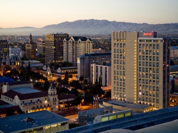 4. San Jose, California Dân số: 925.300 người Thu nhập hộ gia đình trung bình: 79.405 USD Giá nhà trung bình: 721.200 USD Thành phố San Jose có số triệu phú cao nhất nước Mỹ. Chính các tỷ phú và triệu phú của Thung lũng Silicon đã đẩy giá nhà trung bình ở đây lên cao. Giá thuê nhà ở đây cũng ở mức 1.728 USD. Tuy nhiên, thu nhập hộ gia đình trung bình của San Jose cao hơn gần 30.000 USD so với mức trung bình quốc gia nên cuộc sống có vẻ dễ thở hơn.