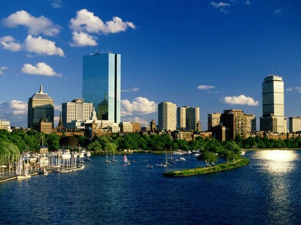 8. Boston, Massachusetts Dân số: 602.609 người Thu nhập hộ gia đình trung bình: 50.684 USD Giá nhà trung bình: 437.000 USD Muốn mua một ngôi nhà ở Boston, bạn sẽ phải trả chi phí cao hơn 65% so với mức trung bình quốc gia. Tuy nhiên, mặc dù chi phí nhà ở cao, Boston vẫn là một thành phố có giá cả phải chăng nhất trong danh sách này.