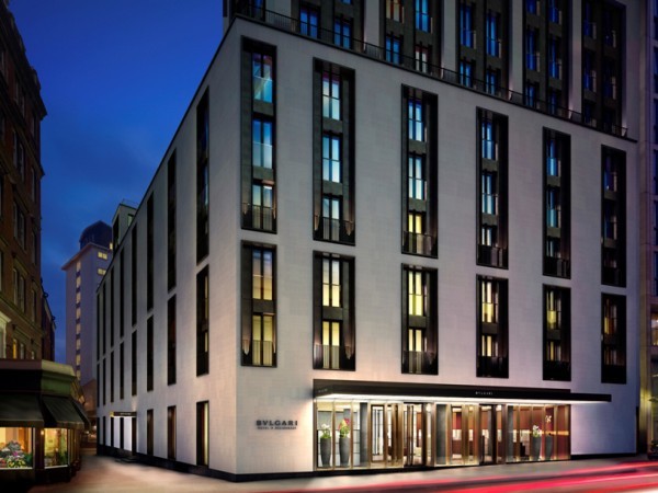 2. Bulgari Hotel & Residences London (Anh) Là một trong những thương hiệu đẳng cấp nhất trên thế giới, Bulgari đã ghi dấu ở Anh với sự ra mắt của Bulgari Hotel & Residences London. Kiến trúc tuyệt đẹp với nội thất đều được làm từ gỗ tốt và đá cẩm thạch tinh tế, toàn bộ khách sạn bao gồm 85 phòng sang trọng cùng với bảy dãy phòng nguy nga, mỗi phòng rộng trên 200 m2. Các phòng đều được trang bị các tiện nghi hiện đại như tivi LCD 42 inch, Internet không dây tốc độ cao, máy pha cà phê Nespresso. Điểm nổi bật của khách sạn Bulgari London là có bể bơi trong nhà dài 25 m cùng với các đài phun nước đá, vòi hoa sen làm mát và 11 phòng spa.