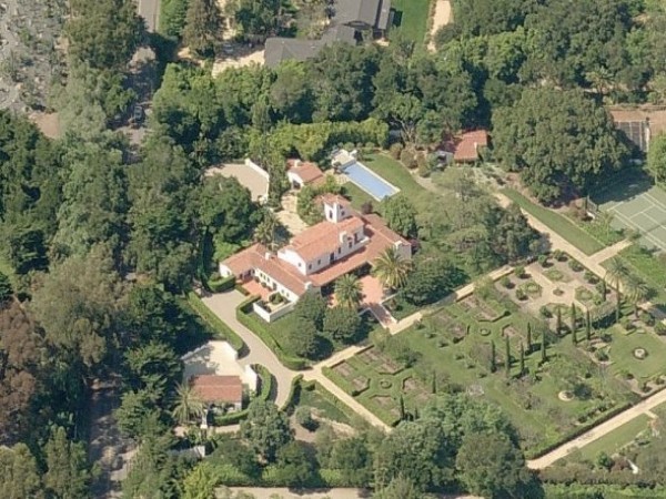 2. Eric Schmidt Năm 2007, vị cựu CEO của Google Eric Schmidt đã mua lại ngôi nhà từ MC truyền hình nổi tiếng Ellen De Generes với giá 20 triệu USD. Khu biệt thự nằm ở Montecito (California, Mỹ), là nơi Schmidt thường nghỉ ngơi sau những ngày làm việc.