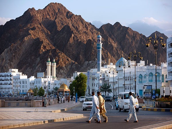 3. Oman Giống như các nước láng giềng Trung Đông, phần lớn doanh thu của Oman bắt nguồn từ dầu thô. Doanh thu dầu mỏ của nước này tăng 35% trong tháng 4/2012, lên 8,49 tỷ USD so với năm trước và chiếm hơn 71% tổng doanh thu của cả nước. Mặc dù, không có thuế thu nhập cá nhân nhưng người dân phải đóng góp 6,5% tiền lương hàng tháng của họ cho các dịch vụ công và 3% thu nhập từ kinh doanh bất động sản.