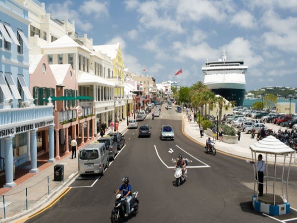 7. Bermuda Được coi là một trong những quốc gia giàu có nhất thế giới, Bermuda cũng là nước chi phí sinh hoạt cao nhất thế giới. Dù không đánh thuế thu nhập nhưng người lao động được yêu cầu trả 5,75% trong tổng số 16% thuế mà người chủ phải đóng cho chính phủ. Công nhân cũng phải trả 30,4 USD mỗi tuần đối với bảo hiểm xã hội. Nguồn thu lớn của chính phủ là hàng hóa nhập khẩu. Cá nhân chuyển đến Bermuda phải trả 25% đối với hàng hóa mà họ mang theo cũng như nếu muốn có giấy phép lao động trên 10 năm ở đây, họ phải trả 20.000 USD.