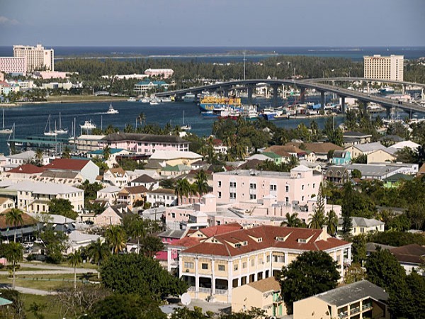 8. Bahamas Là một trong số các nước giàu có ở vùng Caribbean, nền kinh tế Bahamas phụ thuộc nhiều vào du lịch và ngân hàng nước ngoài. Khoảng 70% doanh thu của chính phủ xuất phát từ hàng hoá nhập khẩu. Mặc dù không có thuế thu nhập cá nhân nhưng nhân viên phải đóng góp 3,9% tiền lương của họ (tối đa lên đến 26.000 USD/năm), người sử dụng lao động đóng góp 5,9% cho Bảo hiểm quốc gia và 1% thuế bất động sản.
