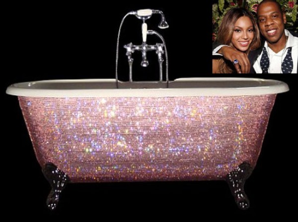 1. Beyonce Dù chưa tròn 1 tuổi nhưng cô con gái nhà Beyonce đã tích lũy được những món quà vô cùng đắt tiền. Trong đó phải kể đến chiếc bồn tắm nạm toàn pha lê Swarovski màu hồng trị giá 5.200 USD mà nữ ca sĩ Kelly Rowland tặng cô bé, chiếc bàn chải làm từ bạc nguyên chất của hãng kim hoàn danh tiếng Tiffany và một căn phòng riêng rộng tới 204 m2.