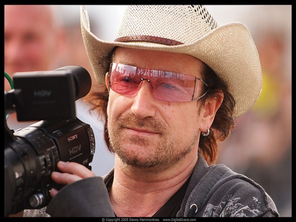 12. Bono Thủ lĩnh của nhóm nhạc lừng danh U2 Bono đã chi 1.700 USD trong năm 2005 để đảm bảo rằng chiếc mũ thời trang của ông được làm “xuyên quốc gia” từ London đến Ý.