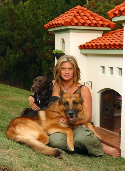 7. Rachel Hunter Người mẫu Rachel Hunter yêu chó tới mức bỏ ra 15.000 USD để xây nhà cho những chú chó của mình theo kiểu phong cách Địa Trung Hải.