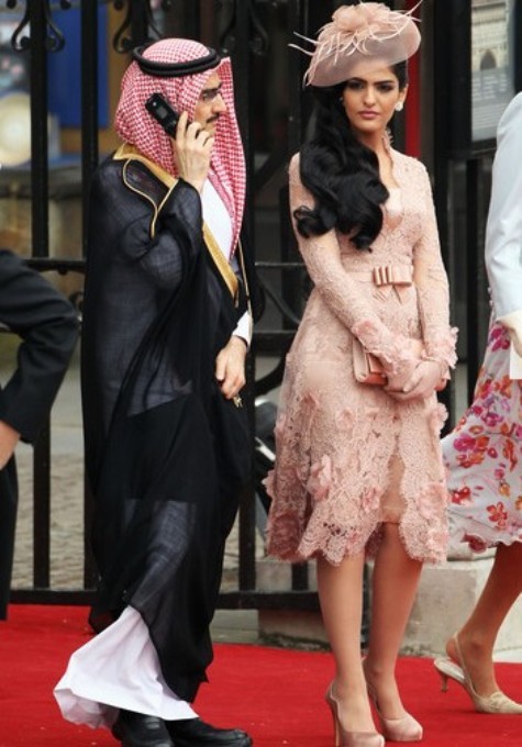 10. Công chúa Ameera al-Taweel Công chúa Ameera đã kết hôn với Hoàng tử Ả-rập Xê-út Al Waleed Bin Talal, một trong những ông hoàng giàu nhất thế giới. Dù giàu có nhưng Ameera sống rất đơn giản và luôn cố gắng thúc đẩy hơn nữa sự nghiệp giáo dục của mình trong khuôn viên hoàng gia.