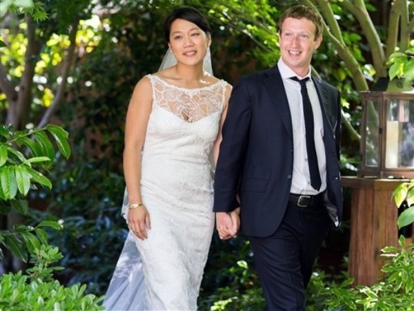 11. Priscilla Chan Cô là “bóng hồng” luôn ủng hộ hết mình cho người chồng mới cưới Mark Zuckerberg, một trong những tỷ phú trẻ nhất hiện nay. Priscilla vừa lấy được tấm bằng đại học trong ngành y và đang lên kế hoạch trở thành một bác sĩ nhi khoa.