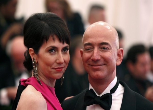 8. Mackenzie Bezos Mackenzie là một tiểu thuyết gia có những cuốn sách bán chạy nhất. Cô và người chồng tỷ phú Jeff Bezos (người sáng lập ra Amazon.com) đã tặng 15 triệu USD cho chương trình khoa học thần kinh của trường Đại học Princeton.