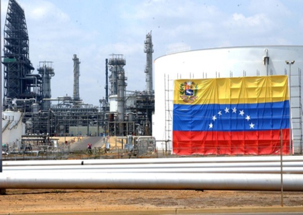 10. Venezuela Tổng giá trị tài nguyên: 14,3 nghìn tỷ USD Dự trữ dầu: 99,4 tỷ thùng (11,7 nghìn tỷ USD) Trữ lượng khí đốt tự nhiên: 4,8 nghìn tỷ m3 (1,9 nghìn tỷ USD) Trữ lượng gỗ rừng: Không nằm trong Top 10 Venezuela là nước có dự trữ khí đốt tự nhiên đứng thứ tám và dự trữ dầu mỏ lớn thứ 6 trên thế giới.