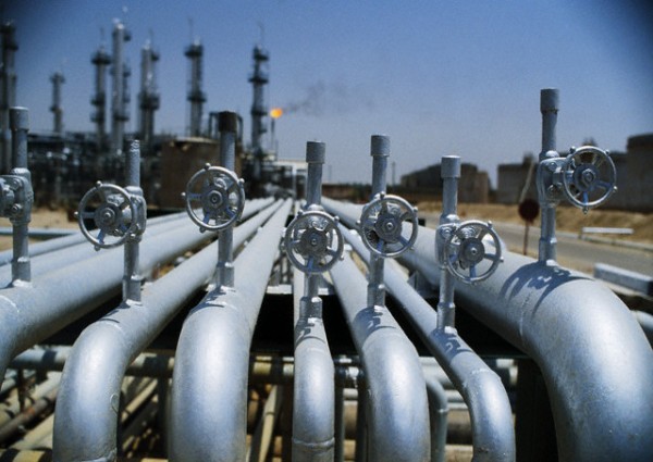 9. Iraq Tổng giá trị tài nguyên: 15,9 nghìn tỷ USD Dự trữ dầu: 115 tỷ thùng (13,6 nghìn tỷ USD) Trữ lượng khí đốt tự nhiên: 3,2 nghìn tỷ m3 (1,3 nghìn tỷ USD) Trữ lượng gỗ rừng: Không nằm trong Top 10 Nguồn tài nguyên lớn nhất của Iraq là dầu mỏ, chiếm gần 9% trữ lượng dầu của thế giới. Trong đó, phần lớn trữ lượng dầu vẫn chưa được khai thác do tranh chấp giữa chính quyền trung ương và người Kurd có liên quan đến quyền sở hữu các mỏ dầu. Iraq cũng có trữ lượng đá phốt phát lớn nhất thế giới, trị giá hơn 1,1 nghìn tỷ USD.