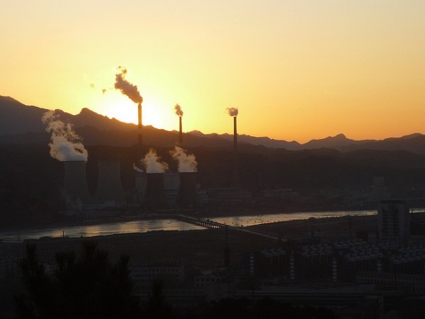 6. Trung Quốc Tổng giá trị tài nguyên: 23 nghìn tỷ USD Dự trữ dầu: Không nằm trong Top 10 Trữ lượng khí đốt tự nhiên: Không nằm trong Top 10 Trữ lượng gỗ rừng: 450 triệu mẫu Anh (17,5 nghìn tỷ USD) Giá trị nguồn tài nguyên của Trung Quốc chủ yếu dựa vào than đá và đất hiếm. Hai khoáng sản này chiếm hơn 90% tổng giá trị tài nguyên của đất nước. Trung Quốc có nhiều mỏ than lớn, chiếm hơn 13% tổng số trữ lượng than của thế giới. Mới đây, Trung Quốc còn phát hiện thêm một trữ lượng lớn khí đá phiến sét, đưa tổng giá trị tài nguyên của nước này tiếp tục tăng lên.