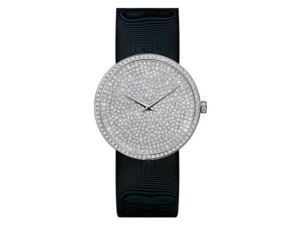 8. Dior Mỗi phiên bản chỉ giới hạn 50 chiếc, Dior thực sự là một chiếc đồng hồ đẳng cấp. Dây đeo được làm từ satin đen, mặt số được làm từ vàng trắng và được phủ đầy kim cương trắng với nhiều kích thước khác nhau.