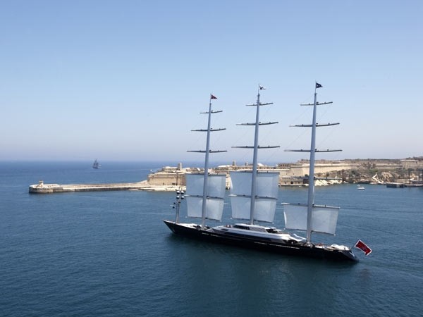 3. The Maltese Falcon Chiếc du thuyền siêu tốc độ Maltese Falcon thuộc sở hữu của triệu phú Hy Lạp Elena Ambrosiadou, người sáng lập của một Quỹ phòng hộ châu Âu, cũng vừa được phát hiện khi đang tiến vào London.