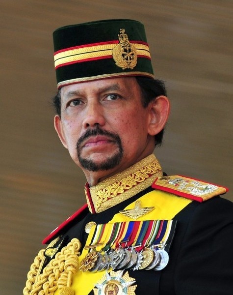 5. Quốc vương Haji Hassanal Bolkiah Năm 1996, Quốc vương của Brunei Haji Hassanal Bolkiah đã tổ chức một bữa tiệc sinh nhật lần thứ 50 của mình trị giá tới 25 triệu USD. Đại tiệc kéo dài tới hai tuần, mở màn bằng một cuộc diễu hành quân sự và một trận thi đấu môn polo với Thái tử Charles của Anh. Có khoảng 3.000 khách tới dự bữa tiệc tối tại cung điện của nhà vua. Đặc biệt, Quốc vương Brunei còn hào phóng chi tới 16 triệu USD để tổ chức một buổi biểu diễn của ông hoàng nhạc pop Michael Jackson.