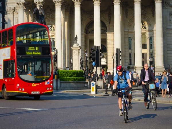 6. Xe đạp và ván trượt Đi xe đạp là phổ biến ở London. Nhưng trong tháng 8 tới, xe đạp, xe đạp gấp, giày trượt, ván trượt cũng sẽ bị hạn chế. Ban tổ chức lo ngại rằng ván trượt, giày trượt, xe đạp gấp sẽ gây khó chịu cho người khác ở trong tàu điện ngầm hay ở các địa điểm thi đấu nếu chúng được mang vào sân.