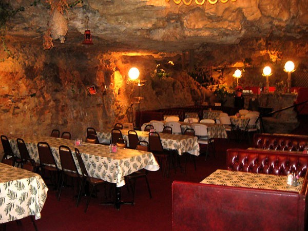6. Cave (Richland, Missouri) Cave là nhà hàng trong hang động duy nhất ở Mỹ, phục vụ món bít tết và hải sản của Ý. Hang động này ban đầu là một vũ trường vào những năm 1920, sau được thiết kế thành nhà hàng có sức chứa khoảng 225 người. Thực khách sẽ được ngắm thác nước, ao cá, thậm chí cả quang cảnh của dòng sông Gasconade thơ mộng.