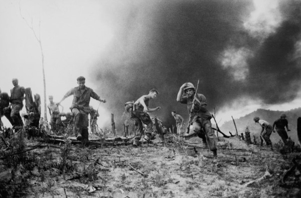 Ngày 15 tháng 7 năm 1966: Thủy Quân Lục Chiến Hoa Kỳ chạy toán loạn khi một máy bay trực thăng bị du kích Việt bắn rơi gần khu phi quân sự (DMZ) giữa miền Bắc và miền Nam Việt Nam.