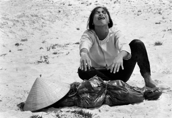 Bức ảnh đau thương này được nhiếp ảnh gia Horst Faas chụp vào tháng 4 năm 1969. Một người phụ nữ Việt Nam khóc thương người chồng của mình khi tìm thấy thi thể chồng cùng với 47 người khác được chôn trong một ngôi mộ tập thể gần Huế.