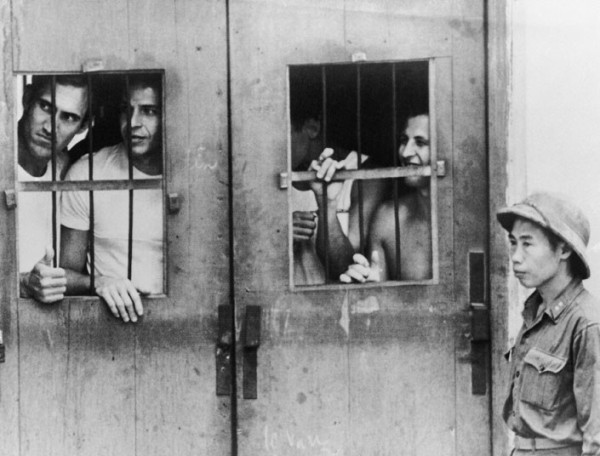 Tù binh Mỹ ở trại giam tại đường Lý Nam Đế, Hà Nội. Bức ảnh được chụp vào tháng 3 năm 1973.