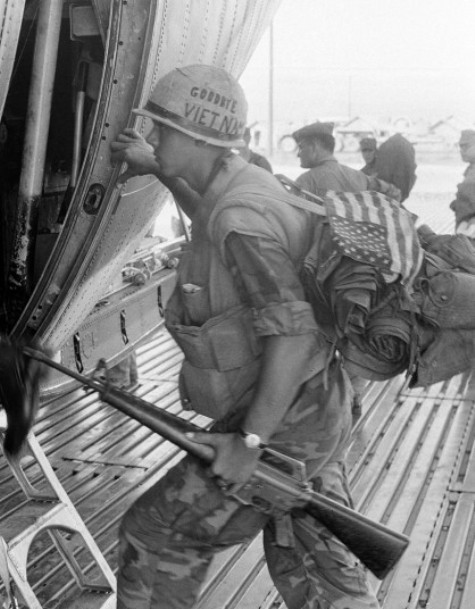 Bức ảnh được nhiếp ảnh gia George Esper chụp vào tháng 7 năm 1969. Một lính thủy đánh bộ Mỹ với súng trường với lá cờ Mỹ trên ba lô và dòng chữ “Tạm biệt Việt Nam” ghi trên chiếc mũ bảo hiểm khi lên trực thăng ở Quảng Trị để bay về điểm tập kết ở Okinawa.