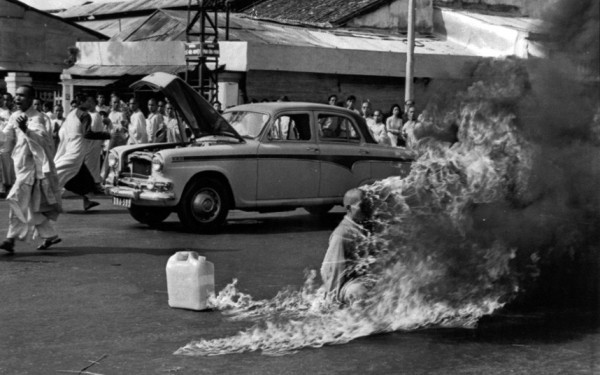 Hòa thượng Thích Quảng Đức tự thiêu để phản đối chính quyền Sài Gòn vào tháng 6 năm 1963. Bức ảnh đã đưa cựu phóng viên hãng thông tấn AP kiêm nhiếp ảnh gia Malcolm Browne giành giải nhất trong cuộc thi Ảnh báo chí thế giới lần thứ 7 tại Hague, Hà Lan năm 1963.