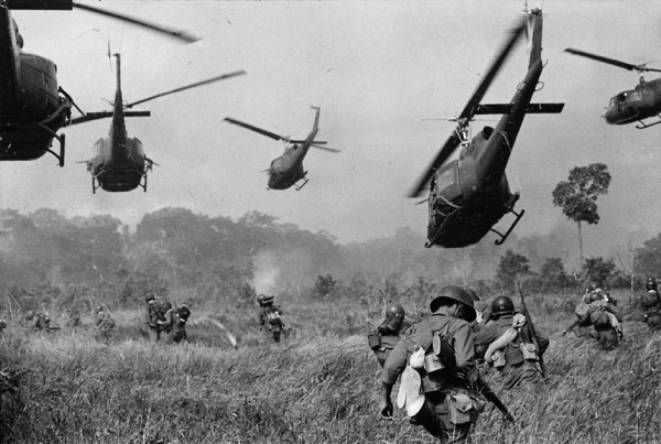 Tháng 3 năm 1965: Máy bay trực thăng quân đội Mỹ lơ lửng nổ súng tấn công vào một trại Việt Cộng cách 18 dặm về phía bắc Tây Ninh, gần biên giới Campuchia.