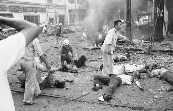 Người dân Việt Nam bị thương nằm la liệt trên đường phố sau khi một vụ nổ bom bên ngoài Đại sứ quán Mỹ ở Sài Gòn vào ngày 30 tháng 3 năm 1965.