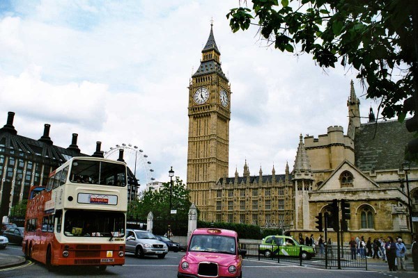 5. London, Anh Xe buýt, xe điện hoặc tàu điện ngầm: 3,70 USD/vé Taxi: 23,03 USD/5 km Vé tàu: 81,95 USD/200 km